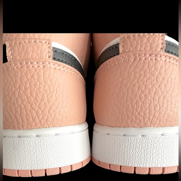 Beautiful Authentic Nike Air Jordan 1 Mid, NWT! - Picture 6 of 8